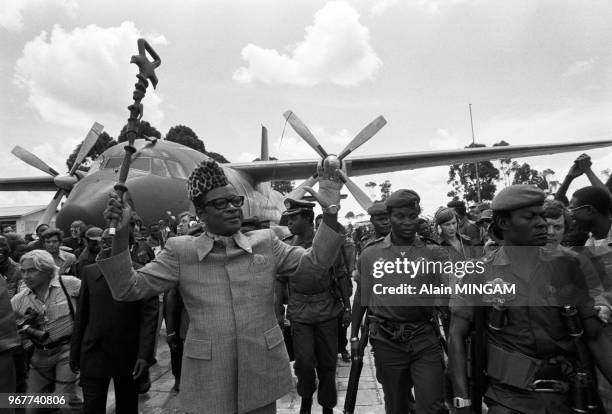 Mobutu Sese Seko arrive sur l'aéroport de Kolwezi le 24 avril 1977, République Démocratique du Congo.