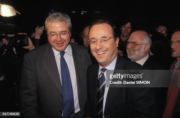 Jean-Paul Huchon et François Hollande au siège de la Gauche plurielle lors des élections régionales le 15 mars 1998 à Paris, France.