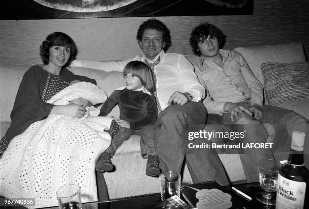 Jacques Martin chez lui avec sa femme Danièle Évenou et leurs enfants à Paris le 22 novembre 1976, France.