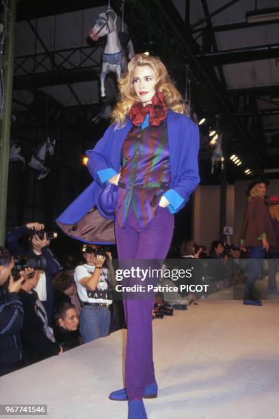 Portrait de la top-model Claudia Schiffer au défilé des 30 ans de carrière du couturier Daniel Hechter le 18 octobre 1991 à Paris, France.