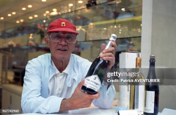 André Courrèges présente une gamme de vin et champagne à son nom le 16 octobre 1995 à Paris, France.