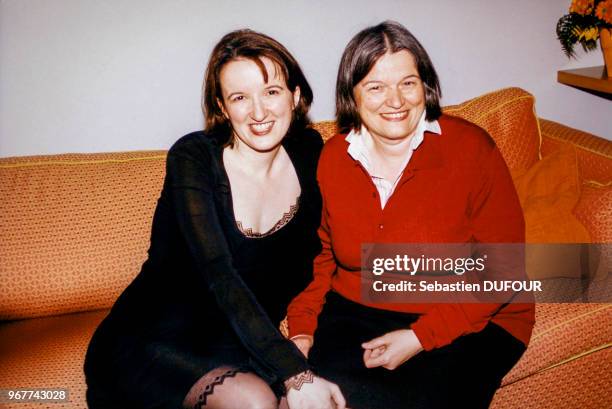 Humoriste Anne Roumanoff et sa mère Colette le 20 avril 1998 à Paris, France.