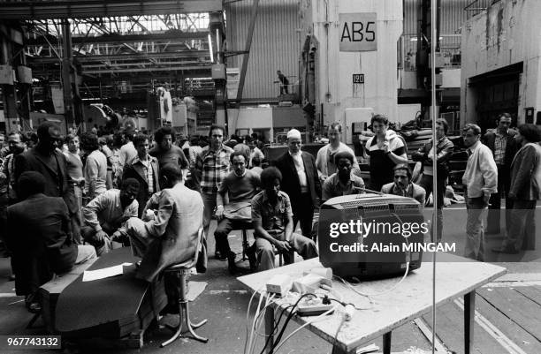 Gréviste dans les ateliers de Renault lors d'un conflit social dans les usines de Flin les 20 et 21 juin 1978, France.