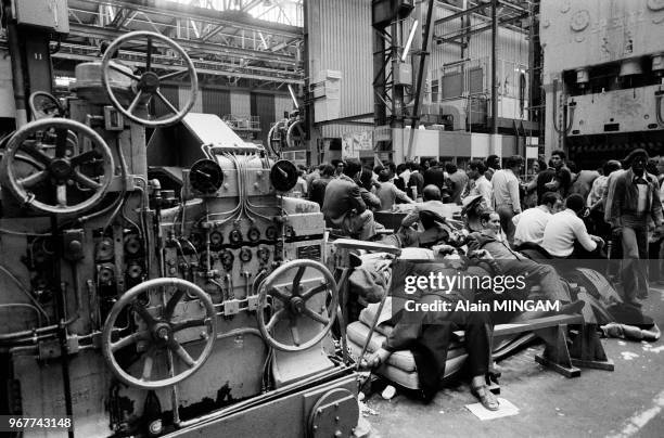 Gréviste dans les ateliers de Renault lors d'un conflit social dans les usines de Flin les 20 et 21 juin 1978, France.