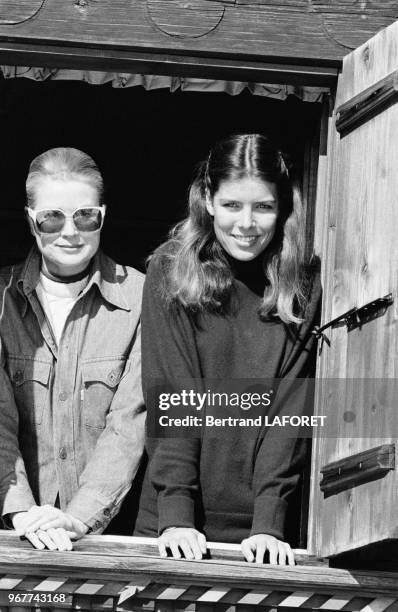 La Princesse Grace et la Princesse Caroline de Monaco dans leur chalet de Gstaad le 20 février 1980, Suisse.