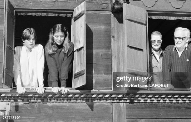 La Princesse Stéphanie de Monaco, Caroline de Monaco, La Princesse Grace et le Prince Rainier de Monaco dans leur chalet de Gstaad le 20 février...