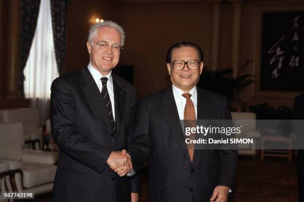 Le Premier ministre Lionel Jospin rencontre le président de la République populaire de Chine Jiang Zemin lors de sa visite officielle le 25 septembre...