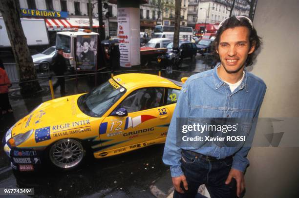 Le pilote Paul Belmondo lors de la présentation du Paul Belmondo Racing le 15 avril 1998 à Paris, France.