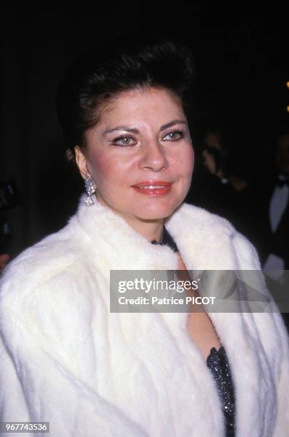 Portrait de la Princesse Soraya, deuxième épouse du Shah d'Iran portant un manteau de fourrure blanc le 15 novembre 1987.