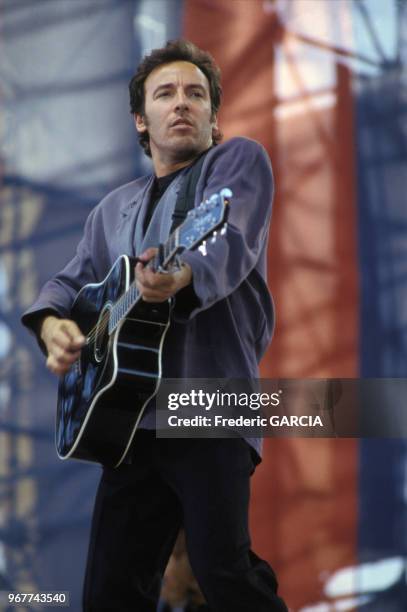 Portrait du chanteur et guitariste américain Bruce Springsteen en concert le 20 juin 1988 à Paris, France.