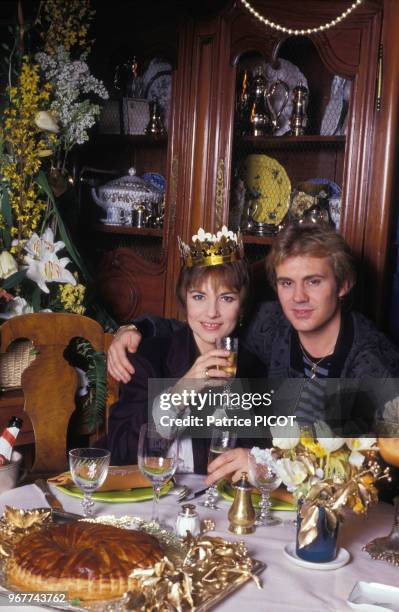 Portrait de l'actrice Nicole Calfan et de son époux le chanteur François Valéry trinquant au champagne dans un restaurant le 14 octobre 1988 en...