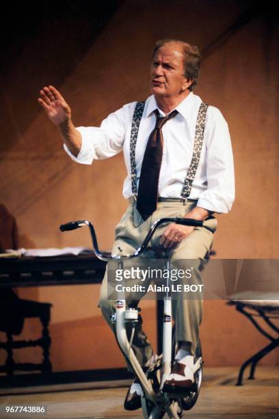 Pierre Mondy sur scène dans la pièce 'Le sénateur Fox' le 29 septembre 1998 à Nantes, France.