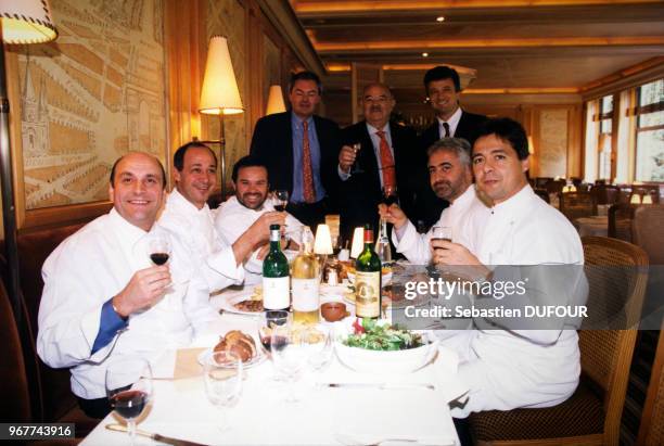 Les chefs Bernard Loiseau, 1er à gauche, et Michel Troisgros, 3e, ains que Guy Savoy, 2e à droite, lors des 70 ans du cuisinier Pierre Troisgros,...