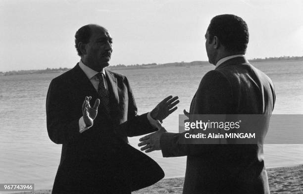 Le président égyptien Anouar el-Sadate et le vice président Hosni Moubarak au Caire le 30 novembre 1977, Egypte.