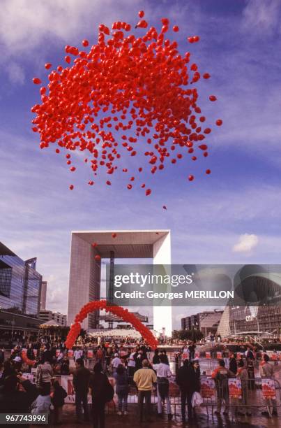 Ballons lâchés lors d'une manifestation anti-sida devant la Grande Arche de la Défense, le 26 octobre 1996 à Puteaux, France.