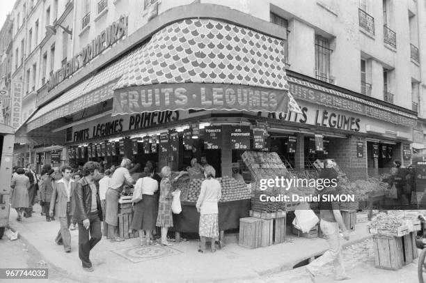 Magasin de fruits et légumes à Paris le 21 aout 1979, France.