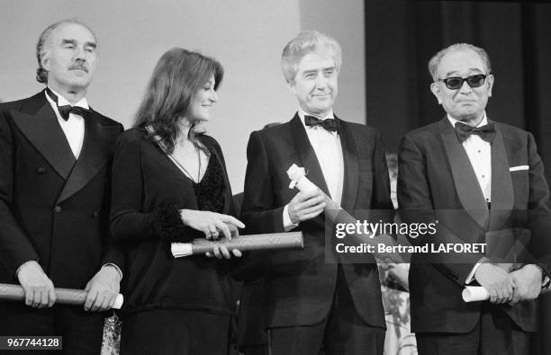 Michel Piccoli , Anouk Aimée , Alain Resnais et Akira Kurosawa lors de la soirée de cloture du Festival de Cannes le 27 mai 1980, France.