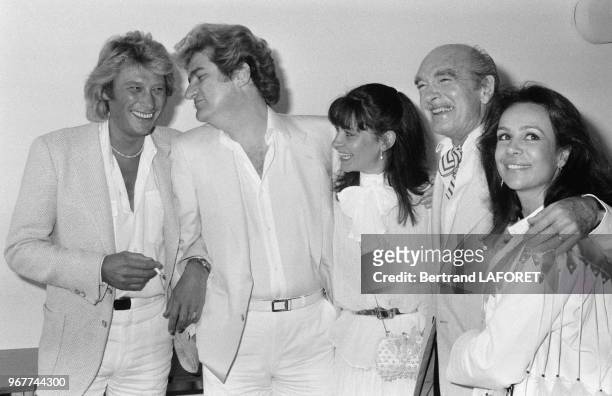 Johnny Hallyday et Eddie Barclay lors du mariage de Eddy Mitchell avec Murielle Bayolle à Saint-Tropez, France, le 24 mai 1980.