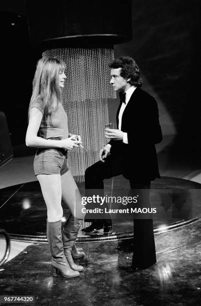 Michel Sardou avec Jane Birkin sur un plateau de télévision le 24 septembre 1976 à Paris, France.