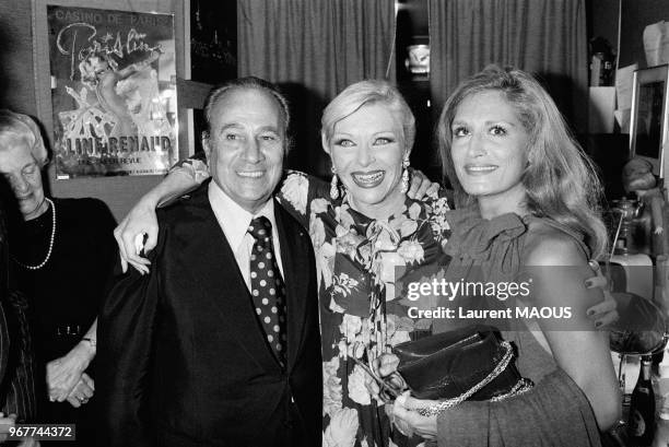 Line Renaud avec Tino Rossi et Dalida lors d'une soirée le 30 septembre 1976 à Paris, France.
