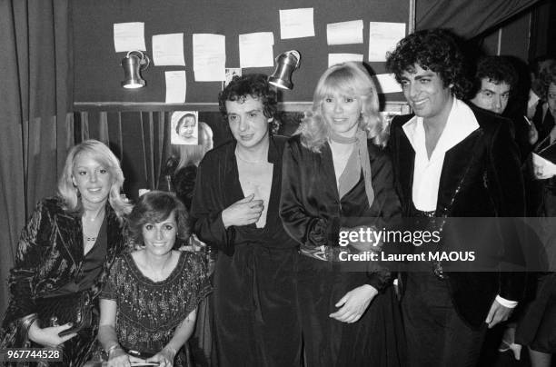 Michel Sardou félicité dans sa loge à l'Olympia par son amie Babette Haas, Suzy Macias, Mireille Darc et Enrico Macias le 27 octobre 1976 à Paris,...