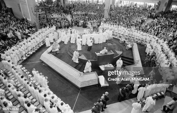 Cérémonie religieuse dans la cathédrale de Knock lors du centenaire de l'apparition de la vierge à Knock le 21 aout 1979, Irlande.