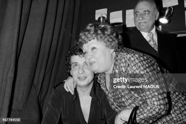 Michel Sardou félicité dans sa loge à l'Olympia par sa mère Jackie et Bruno Coquatrix le 27 octobre 1976 à Paris, France.