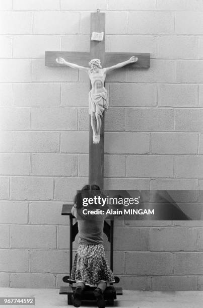 Fidèles priant dans l'église de 'Swords Road' lors du centenaire de l'apparition de la vierge à Knock le 21 aout 1979, Irlande.