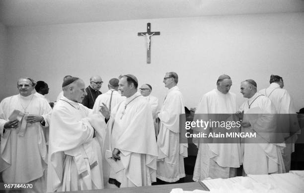 Prêtres et cardinaux lors du centenaire de l'apparition de la vierge à Knock le 21 aout 1979, Irlande.