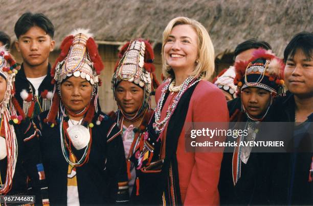 La Première Dame des Etats-Unis, Hillary Clinton est accueillie par les membres du village de Jaw Pa Kar, 24 novembre 1996, Thaïlande.