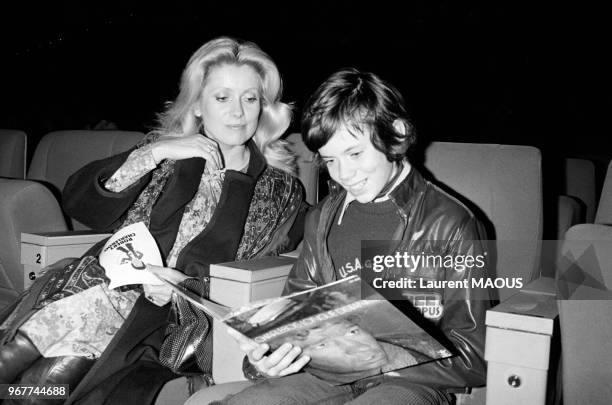 Catherine Deneuve et son fils Christian lors d'une première le 27 novembre 1976 à Paris, France.