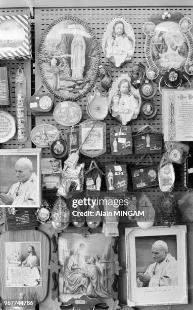 Vente de bibelots religieux et effigies du pape lors du centenaire de l'apparition de la vierge à Knock le 21 aout 1979, Irlande.