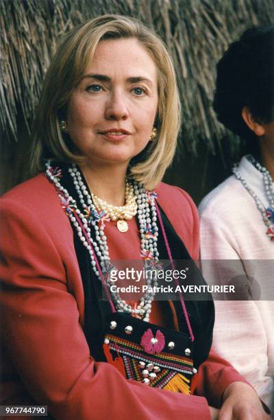 La Première Dame des Etats-Unis, Hillary Clinton en voyage officiel, visite un village thaïlandais, 24 novembre 1996, Thaïlande.
