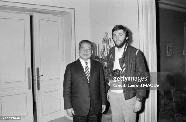 Norodom Sihanouk, dirigeant cambodgien, et le photographe de l'agence Gamma Laurent Maous le 27 novembre 1979 à Paris, France.