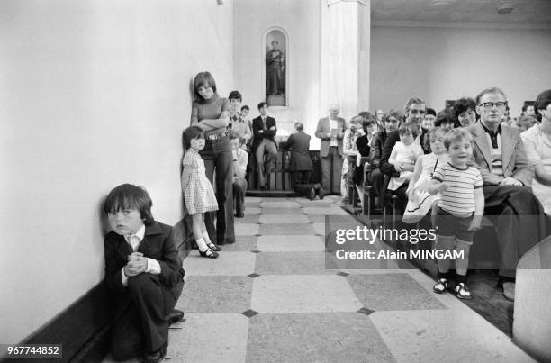 Fidèles priant dans l'église de 'Swords Road' lors du centenaire de l'apparition de la vierge à Knock le 21 aout 1979, Irlande.