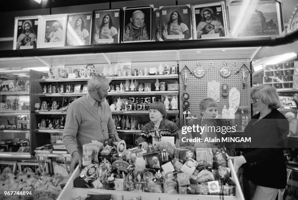 Vente de bibelots religieux et effigies du pape lors du centenaire de l'apparition de la vierge à Knock le 21 aout 1979, Irlande.