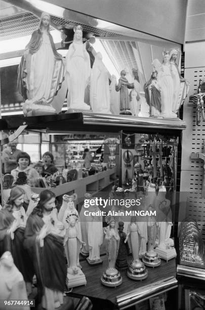 Vente de bibelots religieux et effigies du pape lors du centenaire de l'apparition de la vierge à Knock le 21 aout 1979, Irlande.