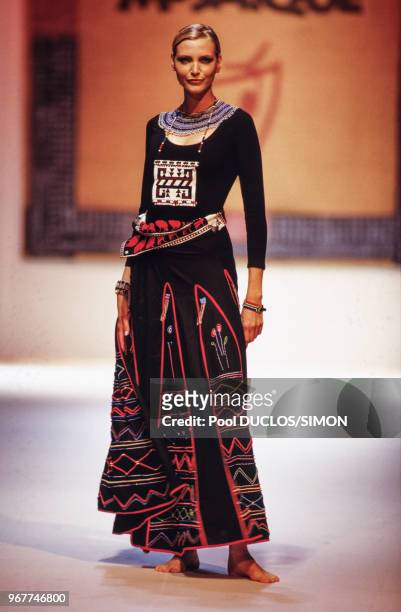 Le top model Nadja Auermann lors d'un défilé de mode ethnique au profit des enfants d'Ethiopie le 14 octobre 1996 à Paris, France.