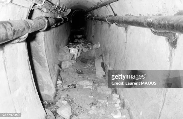 Passage souterrain sous l'agence de la Société Générale emprunté par des cambioleurs pour vider les coffres le 17 août 1976 à Paris, France.