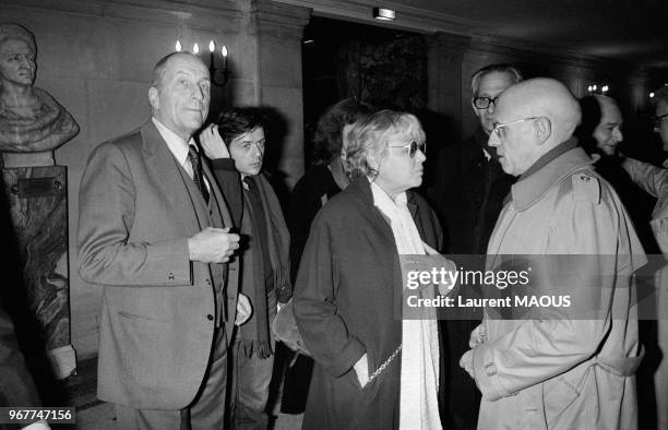 Simone Signoret et le philosophe Michel Foucault lors d'une soirée de soutien à la Pologne et le metteur en scène Patrice Chéreau, 2e à gauche, le 22...