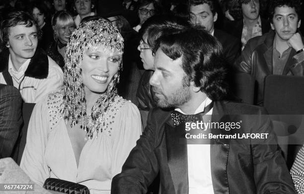 Amanda Lear et son mari Alain-Philippe Malagnac lors du concert de Patrick Juvet à l'Olympia le 28 novembre 1979 à Paris, France.