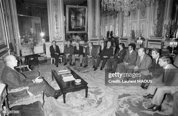 Le président de la République Valéry Giscard d'Estaing reçoit les principaux dirigeants du football français dont Roger Rocher, 3e à gauche, Jacques...