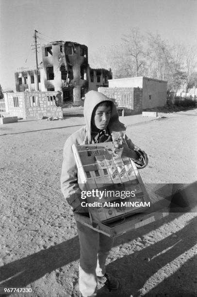 Un vendeur de cigarettes dans une rue de Kaboul pendant l'occupation soviétique, Kaboul le 15 janvier 1980, Afghanistan.