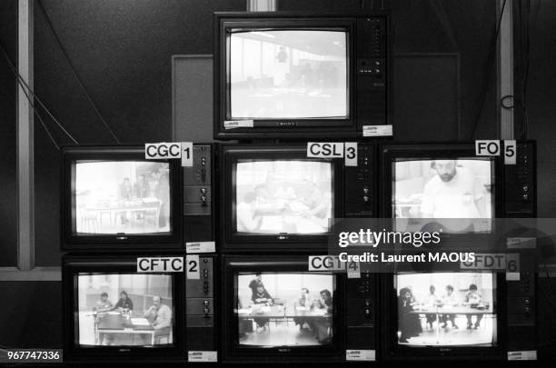 Utilisation d'un circuit vidéo pour des négociations entre les syndicats et la direction de quatre usines Citroën en grève le 19 mai 1982 à Paris,...