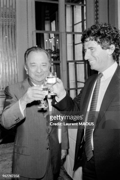 Le journaliste Pierre Desgraupes porte un toast avec le ministre de la Culture Jack Lang après avoir reçu les insignes de commandeur de l'ordre des...