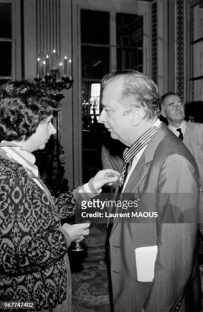 Le journaliste Pierre Desgraupes s'entretient avec Michèle Cotta après avoir reçu les insignes de commandeur de l'ordre des Arts et Lettres le 15...