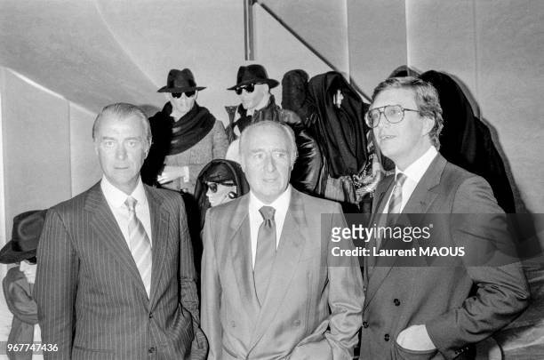De gauche à droite Roberto Gucci, Giorgio Gucci et Maurizio Gucci lors de l'ouverture d'une boutique le 21 septembre 1983 à Paris, France.
