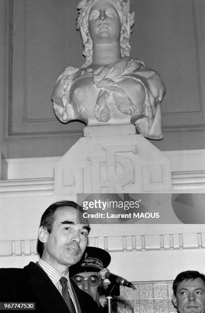 Le garde des Sceaux Robert Badinter à la Maison des avocats avec le buste de la République à l'arrière-plan le 29 novembre 1982 à Lyon, France.