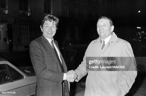 Les PDG de Carrefour et Leclerc Denis Defforey et Edouard Leclerc se serrent la main avant un débat le 29 novembre 1983 à Paris, France.