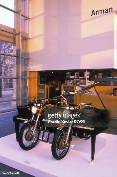 Exposition Arman au Musée du Jeu de Paume le 26 janvier 1998 à Paris, France.